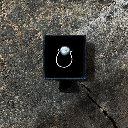 Pearl movement ring